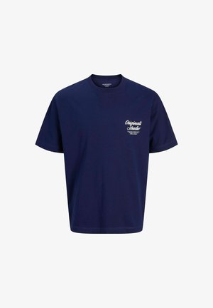 Námornícky modré bavlnené tričko s okrúhlym výstrihom, krátkymi rukávmi a bielym potlačeným logom na ľavej hrudi. Mäkká textúra, voľný strih.