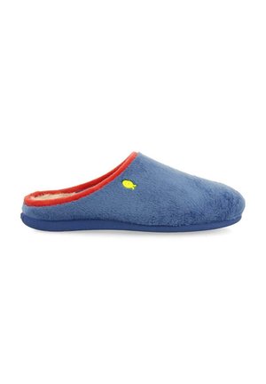 Pantoufle bleue en peluche avec une doublure intérieure rouge, à enfilage, et un accent de poisson jaune près du orteil. Texture douce et forme arrondie.