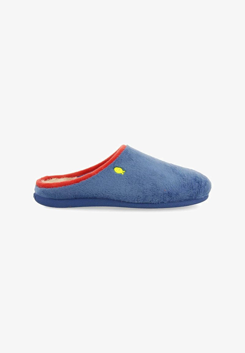 Pantoufle bleue en peluche avec une doublure intérieure rouge, à enfilage, et un accent de poisson jaune près du orteil. Texture douce et forme arrondie.