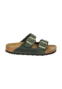 Sandales en cuir vert avec deux sangles réglables et boucles en argent. Semelle en liège et semelle en caoutchouc noir, avec une surface texturée.
