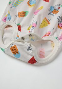 Witte katoenen rompertje met kleurrijke ijs- en ijslollyprints. Inclusief drukknoopsluitingen aan de onderkant en een zachte ronde halslijn.