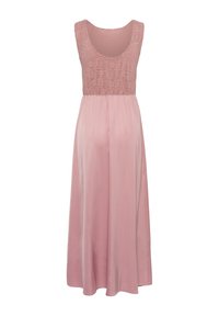 Robe rose sans manches avec corsage en dentelle et jupe fluide en satin, présentant un col arrondi et une taille froncée.