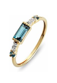 Goldring mit einem rechteckigen blauen Edelstein, flankiert von zwei runden Diamanten und zwei zusätzlichen blauen Akzenten, mit einem polierten Band.