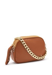 Borsa a tracolla in pelle marrone, con una forma strutturata, tracolla in catena dorata, doppie cerniere e una superficie testurizzata. Presenta un dettaglio con nappina.