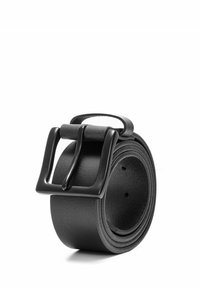 Czarny skórzany pasek z prostokątną czarną metalową klamrą, gładką fakturą oraz pięcioma równomiernie rozmieszczonymi otworami wzdłuż paska do regulacji.