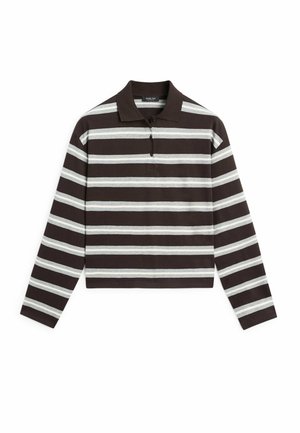 Koszulka polo z długim rękawem w poziome paski w kolorach czarnym, szarym i białym oraz kołnierzykiem na guziki.