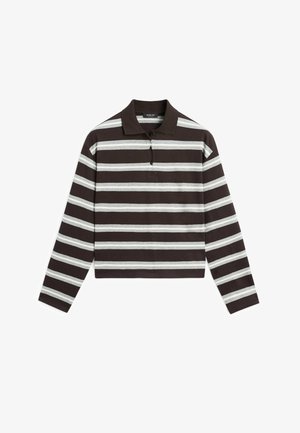 Polokošile s dlouhým rukávem s černými, šedými a bílými vodorovnými pruhy a límečkem na knoflíky.