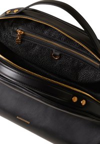 Borsa a mano in pelle nera con chiusura a zip, interno decorato, dettagli in metallo dorato e logo discreto nella parte inferiore.