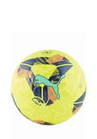 Žuta nogometna lopta s teksturiranom površinom, crnim i narančastim геометrijskim uzorcima te teal Puma logom. Dizajnirana za Liga F.