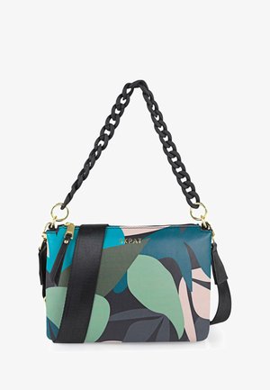Bolso bandolera con un estampado floral en teal, verde y rosa. Cuenta con una correa de cadena negra texturizada y acentos en oro.
