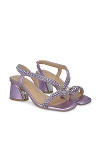 Lila hoge hakken sandalen met een blokhak, voorzien van kruisbanden versierd met strass en een vierkante neus. Gladde satijnen afwerking.