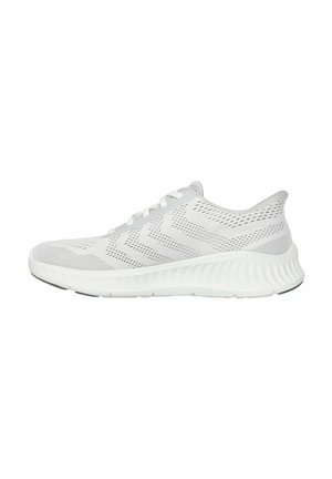 Baskets blanches de sport avec une tige en mesh à motif en zigzag, un système de laçage et une semelle crantée et rembourrée pour le confort.