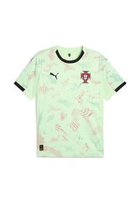 Svetlo zelena nogometna majica s teksturiranim vzorcem, črn ovratnik in poudarki na rokavih, z grbom portugalske nogometne reprezentance. Vključena je tudi Puma logo.