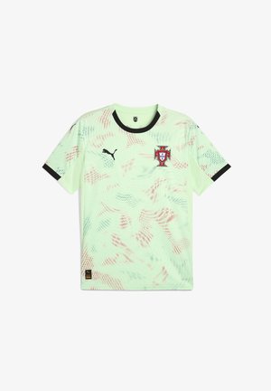 Vaaleanvihreä jalkapalloasu, jossa on tekstuuri, mustat kaulus- ja hiusakennostot, ja jossa on Portugalin maajoukkueen emblem. Sisältää myös Puma-logon.