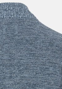 Dunkelblauer Strickpullover mit strukturiertem Muster, hochgeschnittenem Kragen und einem weichen, dehnbaren Stoff für optimalen Tragekomfort.