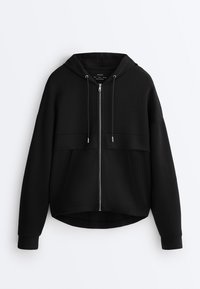 Sort hættejakke med lynlås, snoretræk, lange ærmer og forlommer, vist mod en hvid baggrund.