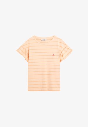 T-shirt à manches courtes couleur pêche avec de fines rayures horizontales et des manches à volants, arborant un petit logo tête de mort et os croisés sur la poitrine.