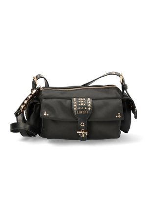 Sac bandoulière noir avec poche à rabat à l'avant, clous dorés, fermeture éclair, sangle réglable et nom de marque LIU·JO sur le devant.