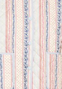 Prošívaná bunda z pastelové látky, zdobená vertikálními pruhy v růžové, modré a krémové barvě, s dekorativními květinovými prvky a zapínáním na knoflíky.