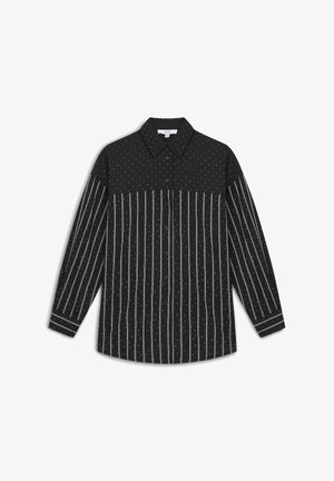 Zwarte langemouwen shirt met een button-down kraag. Heeft een stippenpatroon op de bovenkant en verticale strepen op de onderste helft.