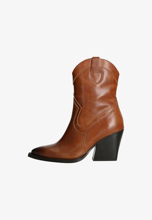 Botte de cow-boy en cuir marron avec un bout pointu, un talon bloc haut et des coutures décoratives sur les côtés. Dispose d'une languette à l'arrière.