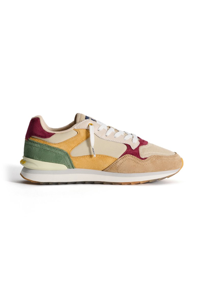 Sneaker realizzato in suede e reticolo, con una base beige e dettagli gialli, bordeaux e verdi, suola texturizzata e lacci bianchi.