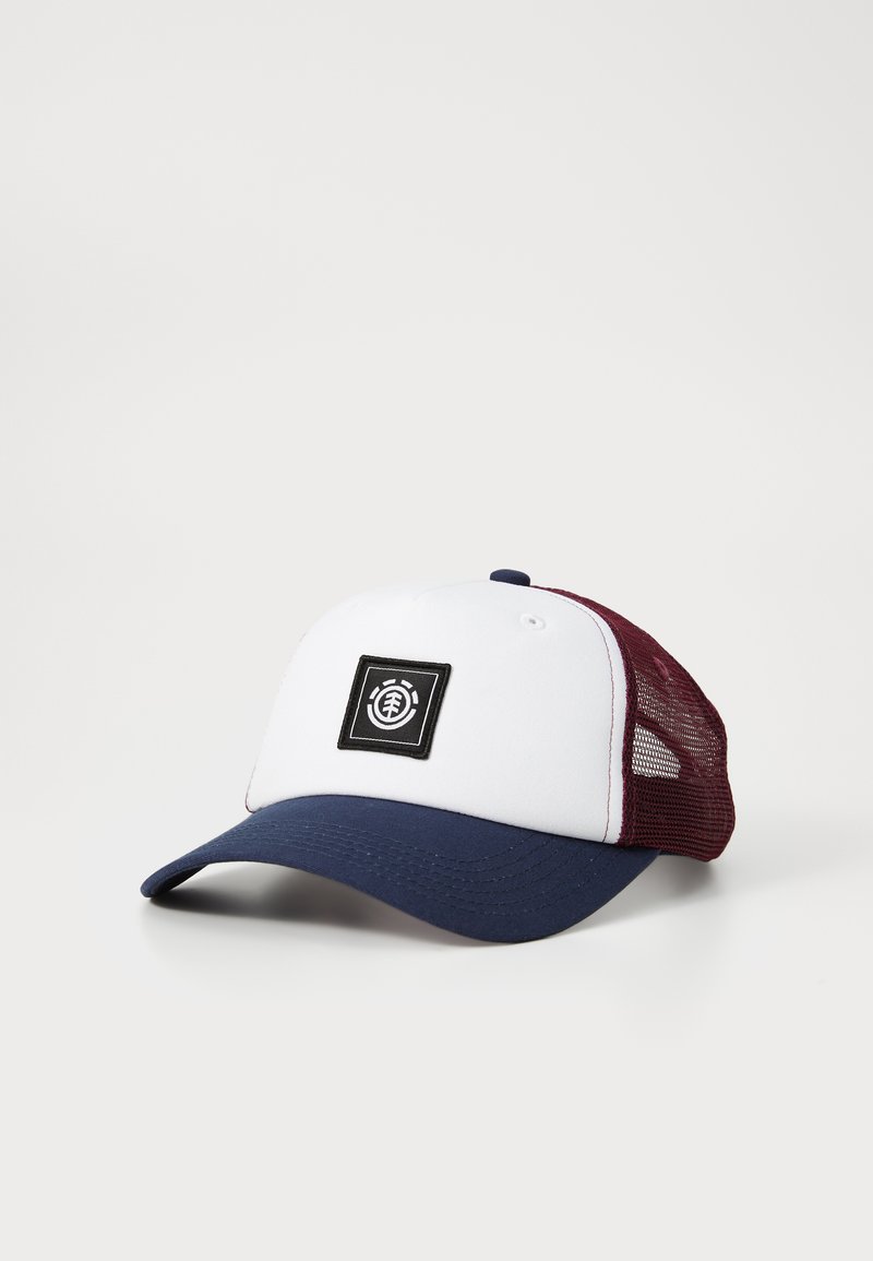 Casquette de camionneur avec un devant blanc, un pic bleu marine et un dos en mesh bordeaux. Elle présente un patch logo noir sur le panneau avant.