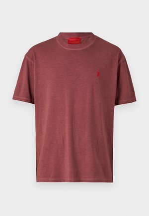 Kurzärmeliges T-Shirt mit Rundhalsausschnitt aus weichem, burgunderfarbenem Stoff, das auf der linken Brustseite ein kleines rotes Flammenlogo zeigt.