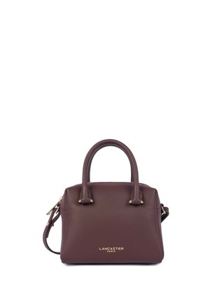 Petit sac à main en cuir marron foncé avec deux poignées, une bandoulière amovible, des ferrures dorées et le logo "Lancaster Paris" sur le devant.