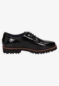 Chaussure habillée noire brillante en cuir pour homme à lacets avec trépointe épaisse marron et semelle noire robuste, vue de côté sur fond blanc.