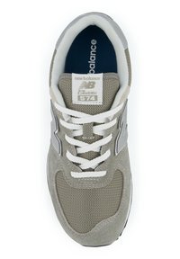 Sneakers gris en suède et maille avec des lacets blancs, des accents argentés et une semelle intérieure bleue portant les marques "new balance" et "Classic 574".