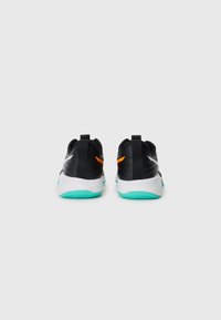 Sorte atletiske sneakers med en glat tekstur, hvid mellemsål, turkis ydersål og en orange detalje på hælen.