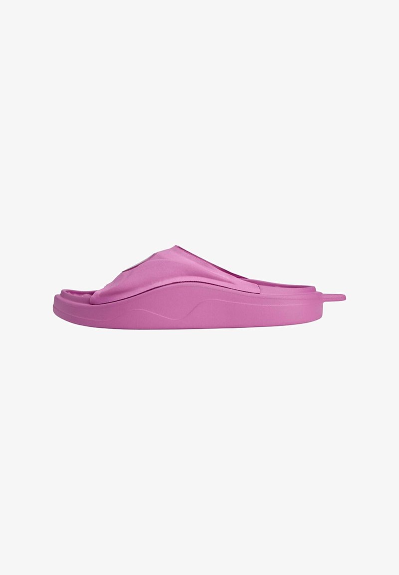 Chancla rosa con un acabado suave, diseño contorneado y puntera abierta. Presenta una suela gruesa y redondeada para mayor comodidad.
