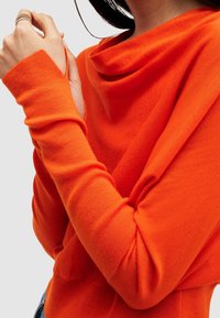 AllSaints Stickad tröja - orange