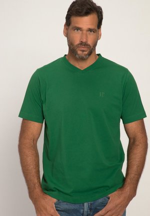 Groene katoenen T-shirt met korte mouwen en V-hals, met een subtiele "JP"-logo in dezelfde kleur op de linkerkant van de borst. Soepele textuur, ontspannen pasvorm.