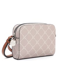 Sac bandoulière compact en cuir texturé beige avec motif géométrique blanc. Il possède une fermeture éclair noire, une sangle marron et un pendentif logo en accent.