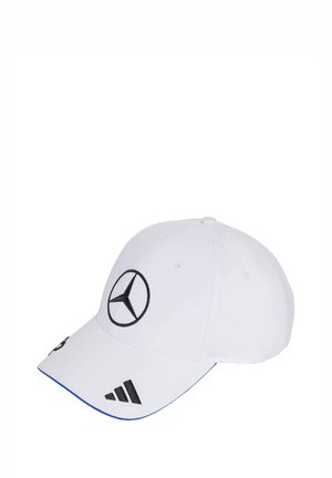 Hvidt cap med et sort Mercedes-logo på fronten, sorte Adidas-striber på siden og blå kontrastsyninger langs skyggen.