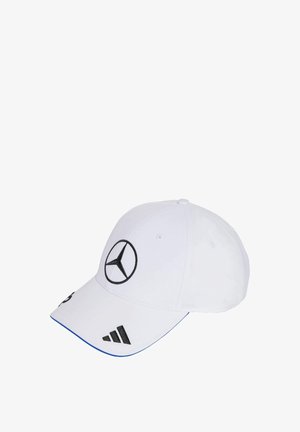 Weißer Kapuzenpullover mit einem schwarzen Mercedes-Logo auf der Vorderseite, schwarzen Adidas-Streifen an der Seite und blauen Akzentnähten entlang des Schirms.