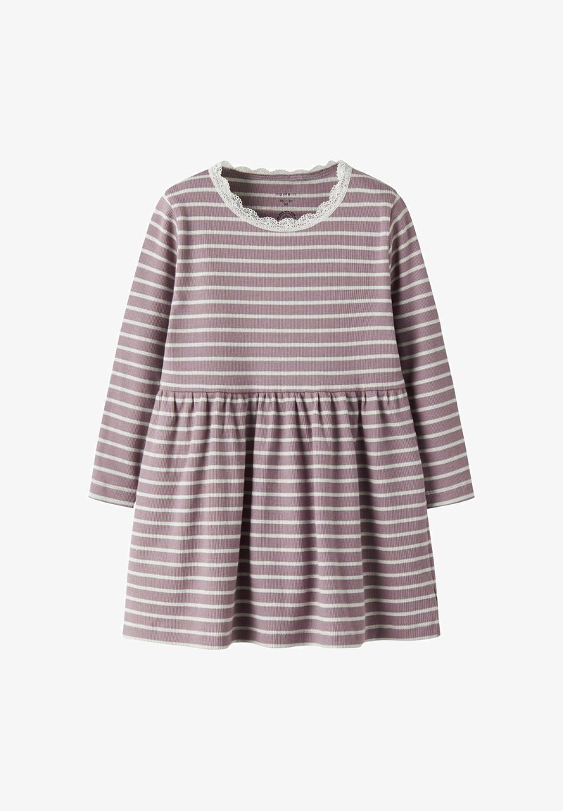 Robe à manches longues rayée violet et blanche avec un ourlet volanté et un col rond bordé de dentelle, fabriquée en tissu côtelé doux.