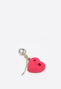 Llavero en forma de corazón de silicona de color rosa brillante, con un anillo de metal plateado y una correa texturizada trenzada con acentos multicolores.