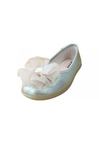 Bailarina metálica plateada con un acabado texturizado, que presenta un gran adorno de tul en color beige claro en la punta.