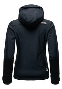 Juodas minkštas striukė su hakeliu, su siūtomis siūlėmis, logotipu ant peties ir reguliuojamais rankogaliais, suteikiančiais prigludusį vaizdą.