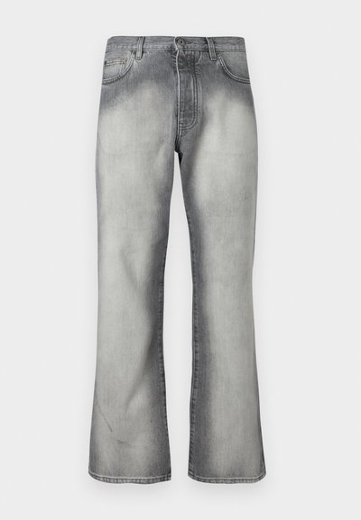 Γκρι ξεθωριασμένο τζιν με ίσια μπατζάκια, μπροστινές τσέπες και κλείσιμο με κουμπιά, παρουσιασμένο σε απλό φόντο.