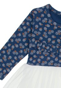 Granatowa sukienka z długimi rękawami, biała tiulowa spódnica, kwiatowy wzór w pomarańczowym i białym kolorze oraz falbana w talii.