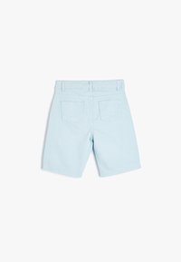 Lysblå denimshorts, medium højde med fire lommer, lige ben og en glat tekstur. Enkel syning og ingen synlige metaldele.