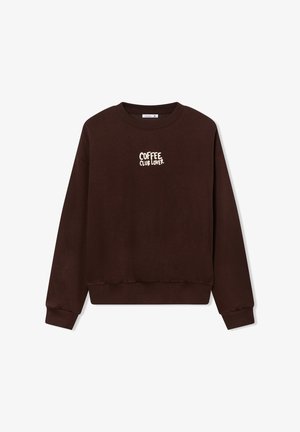 Ciemnobrązowy sweter z okrągłym dekoltem i długimi rękawami, z napisem "KOCHA MIŁOŚNIKÓW KAWY" wydrukowanym na białym tle na piersi.