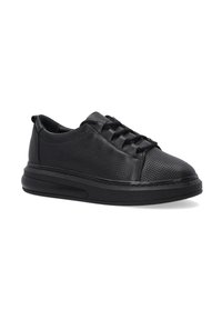 Schwarze Leder-Sneaker mit einem durchbrochenen Design, abgerundetem Zehenbereich, Schnürverschluss und einer strukturierten Gummisohle. Schlichte und moderne Ästhetik.