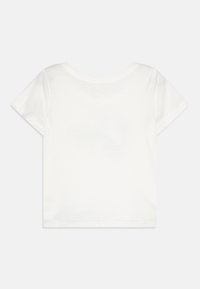 Hvid bomulds T-shirt, korte ærmer, rund hals, afslappet pasform, glat tekstur, ren design uden synlige mønstre eller accenter.