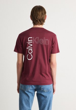 Calvin Klein ANGLED BACK LOGO - Marškinėliai su spaudiniu - bordeaux