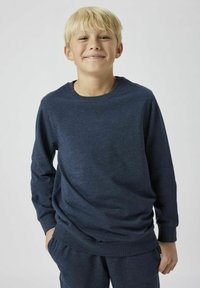 Sweatshirt bleu marine en tissu doux, avec un col rond, des manches longues et des poignets côtelés. Coupe décontractée avec un minimum de détails.